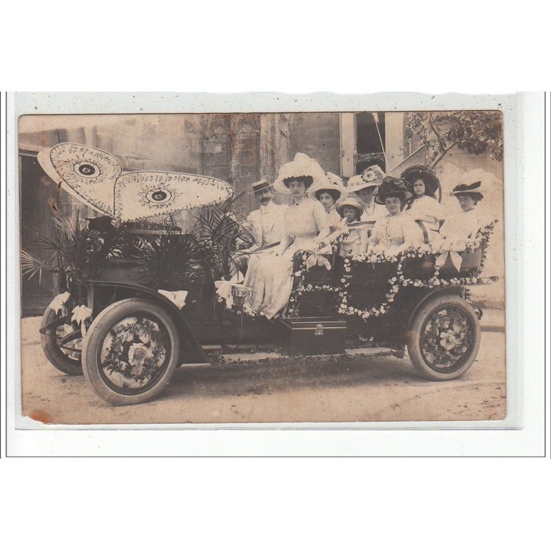 SAINTES - CARTE PHOTO - Voiture décorée pour la Fête des Fleurs (?) - très bon état