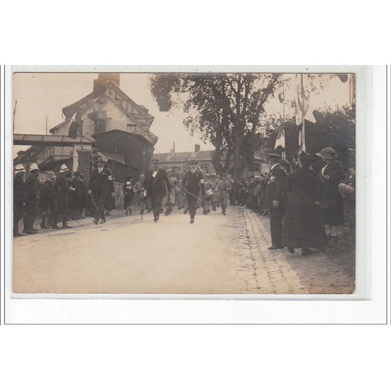 SAINT PIERRE DU VAUVRAY - CARTE PHOTO - Défilé militaire - Fanfare - très bon état