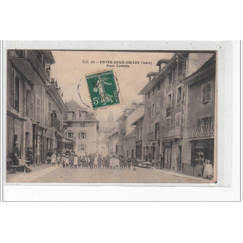 ENTRE-DEUX-GUIERS - Place Centrale - très bon état