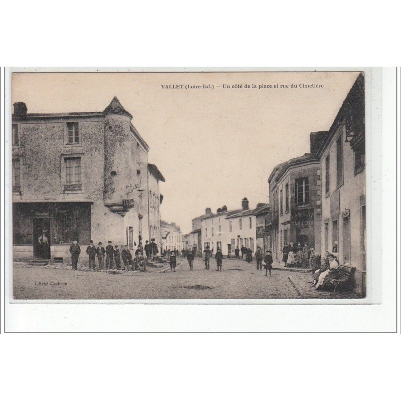 VALLET - Un côté de la Place et rue du Cimetière - très bon état