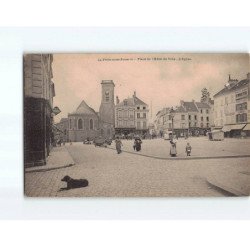 LA FERTE SOUS JOUARRE : Place de l'Hôtel de Ville, l'Eglise - très bon état