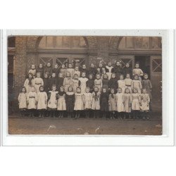 DENAIN - CARTE PHOTO - Photo de groupe, jeunes filles (Photo de classe) - Photographe: Lambert - très bon état