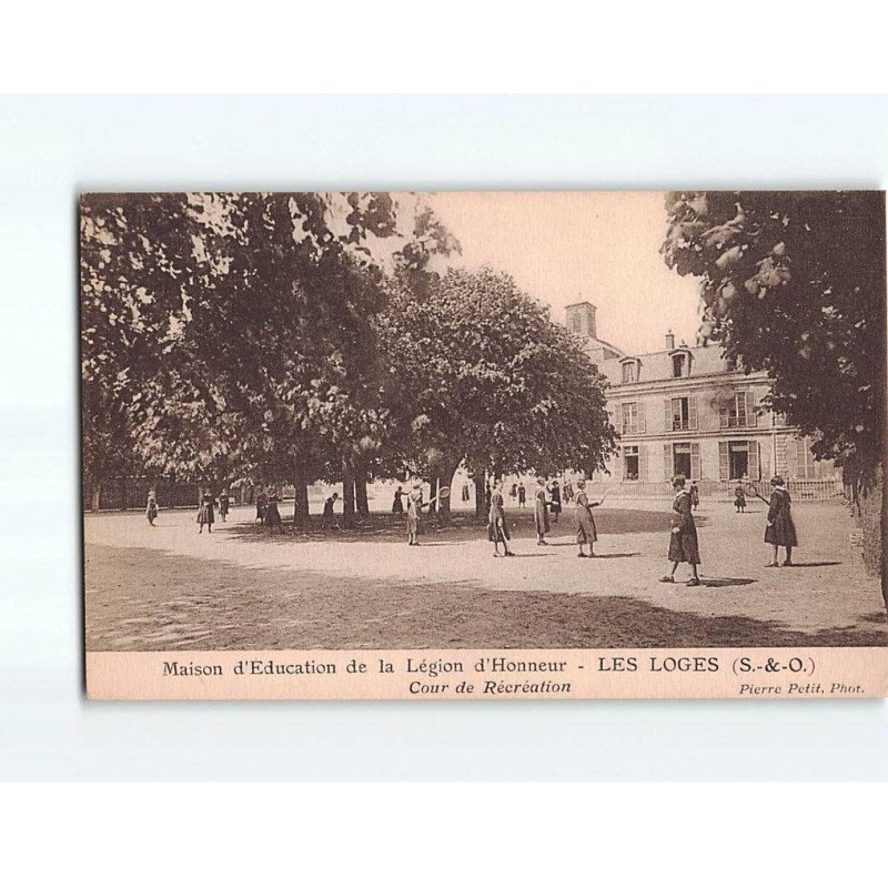 LES LOGES : Maison d'éducation de la Légion d'honneur, cour de récréation - état LES LOGES : Maison d'éducation de la Légion d'honneur, cour de récréation - état