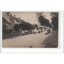 FRESNAY SUR SARTHE - Procession - CARTE PHOTO - très bon état