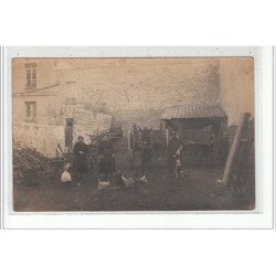 LES MUREAUX - CARTE PHOTO - Fermiers dans leur cour - très bon état