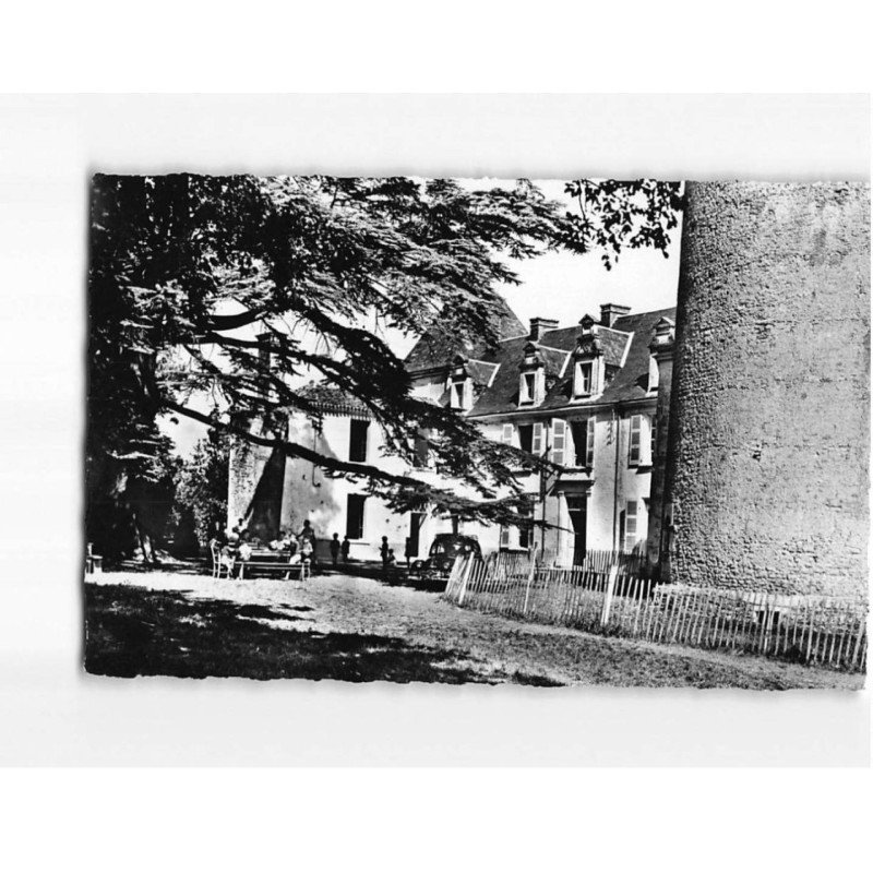 Vieux Château de BESSAY, Cour intérieure, colonie de vacances - très bon état Vieux Château de BESSAY, Cour intérieure, colonie de vacances - très bon état