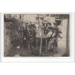 EQUEURDREVILLE - CARTE PHOTO - Groupe d'hommes, femmes et enfants attablés, jour de fête - très bon état