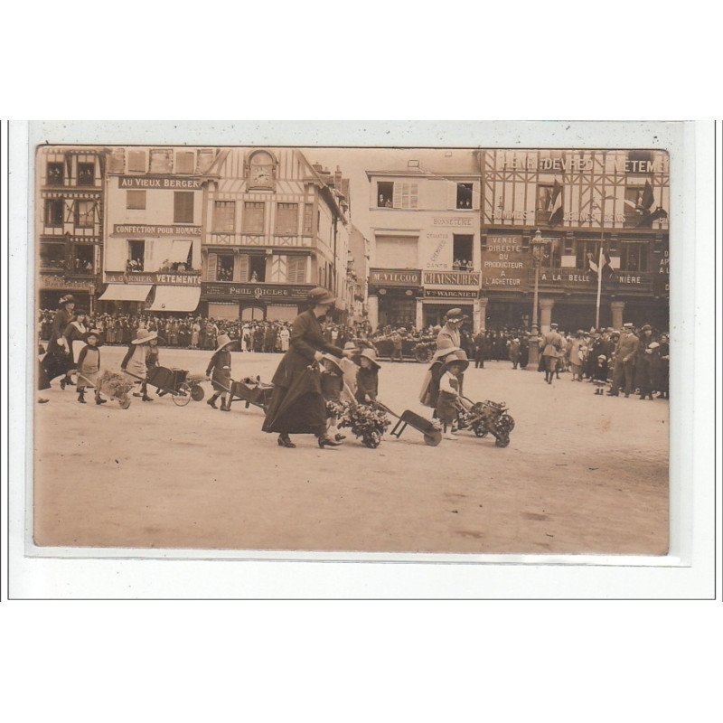 BEAUVAIS - CARTE PHOTO - Jour de Fête - Défilé - Enfants, femmes et brouettes fleuries - très bon état