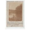 SEINE ET MARNE - A LOCALISER - CARTE PHOTO - Enfant tenant un bouquet devant un cours d'eau -  très bon état