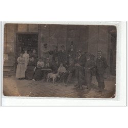 LE HAVRE - CARTE PHOTO - Groupe devant un restaurant - état