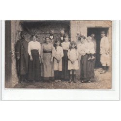 LIMOGES(?) - CARTE PHOTO - Famille dans la cour de leur maison - très bon état