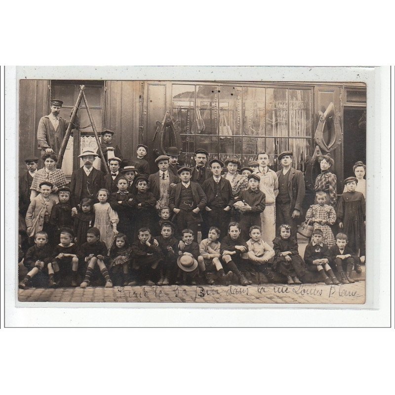 PARIS - CARTE PHOTO - Bourrelerie - Rue Louis Blanc - Photo de groupe - très bon état PARIS - CARTE PHOTO - Bourrelerie - Rue Louis Blanc - Photo de groupe - très bon état