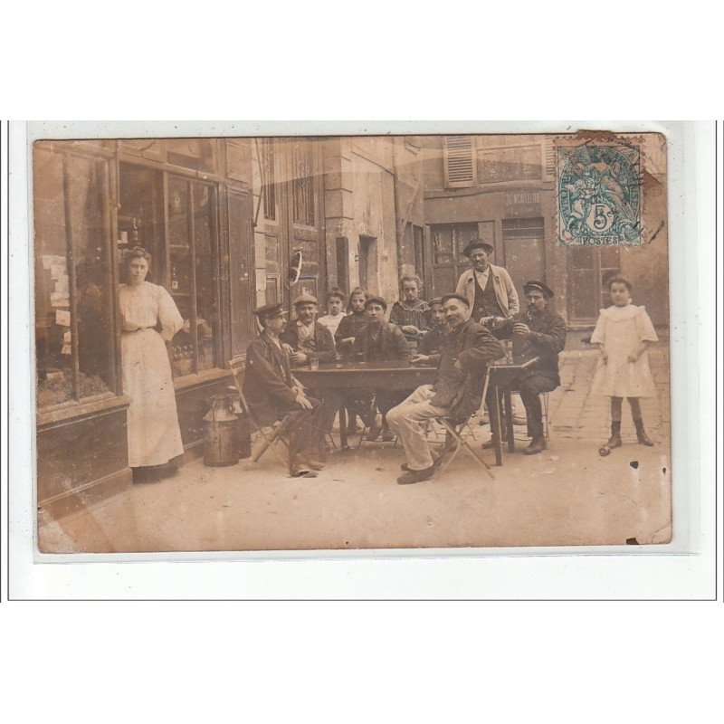 PARIS - CARTE PHOTO  - Hommes attablés buvant dans une cour - très bon état