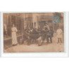 PARIS - CARTE PHOTO  - Hommes attablés buvant dans une cour - très bon état