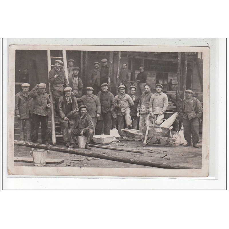 PARIS - CARTE PHOTO - Commissariat de la Rue de la Tour d'Auvergne en chantier - les ouvriers - très bon état