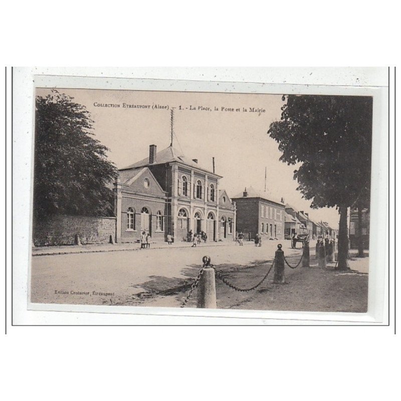 ETREAUPONT : la place, la poste et la mairie - tres bon etat