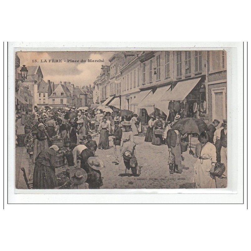 LE FERE : place du marché - tres bon etat