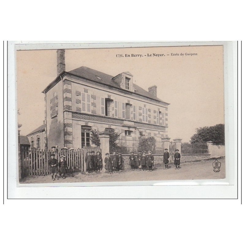 EN BERRY : ecole de garcons - tres bon etat
