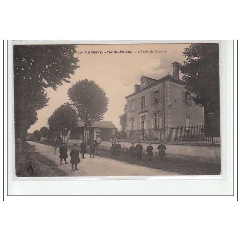 EN BERRY : l'ecole de garcons - tres bon etat