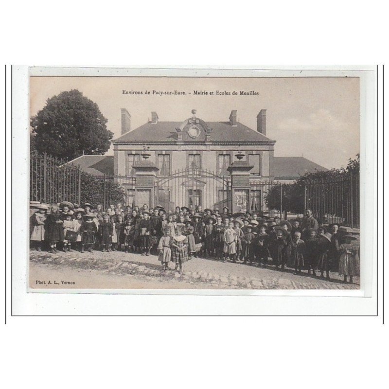 PACY-SUR-EURE : mairie et ecole de menilles - tres bon etat