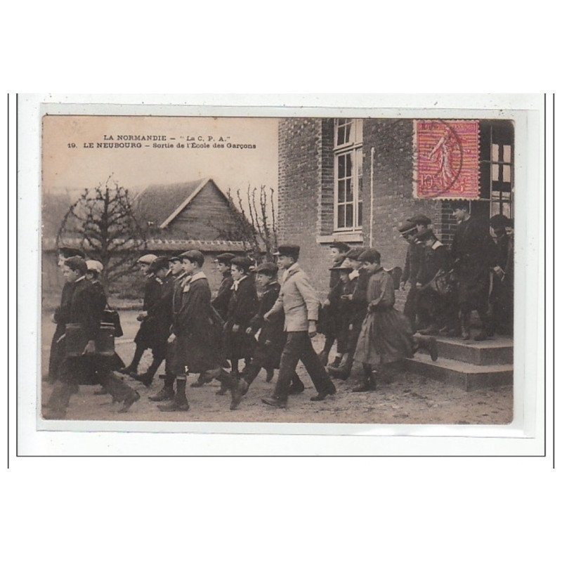 LE NEUBOURG : sortie de l'ecole des garcons - etat