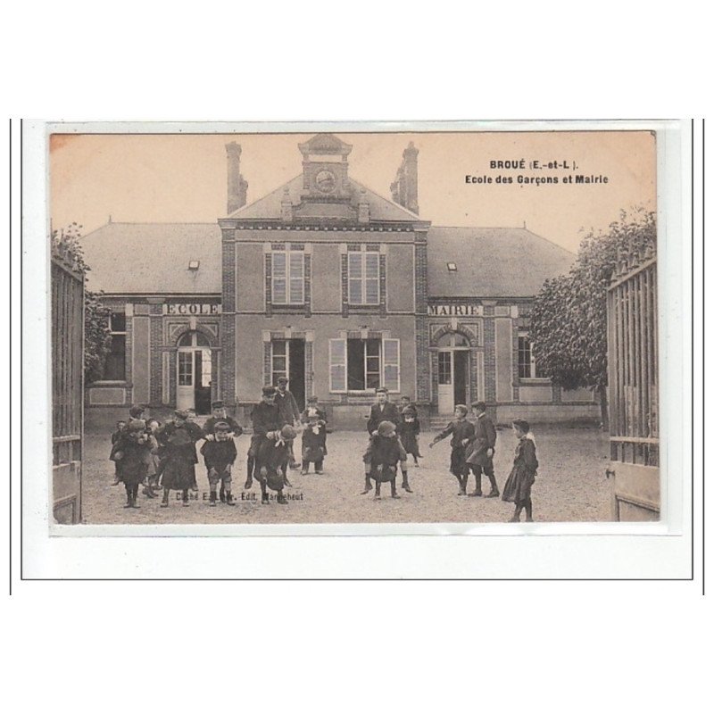 BROUE : ecole des garcons et mairie - tres bon etat