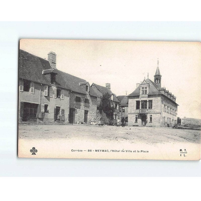 MEYMAC : L'Hôtel de ville et la place - très bon état