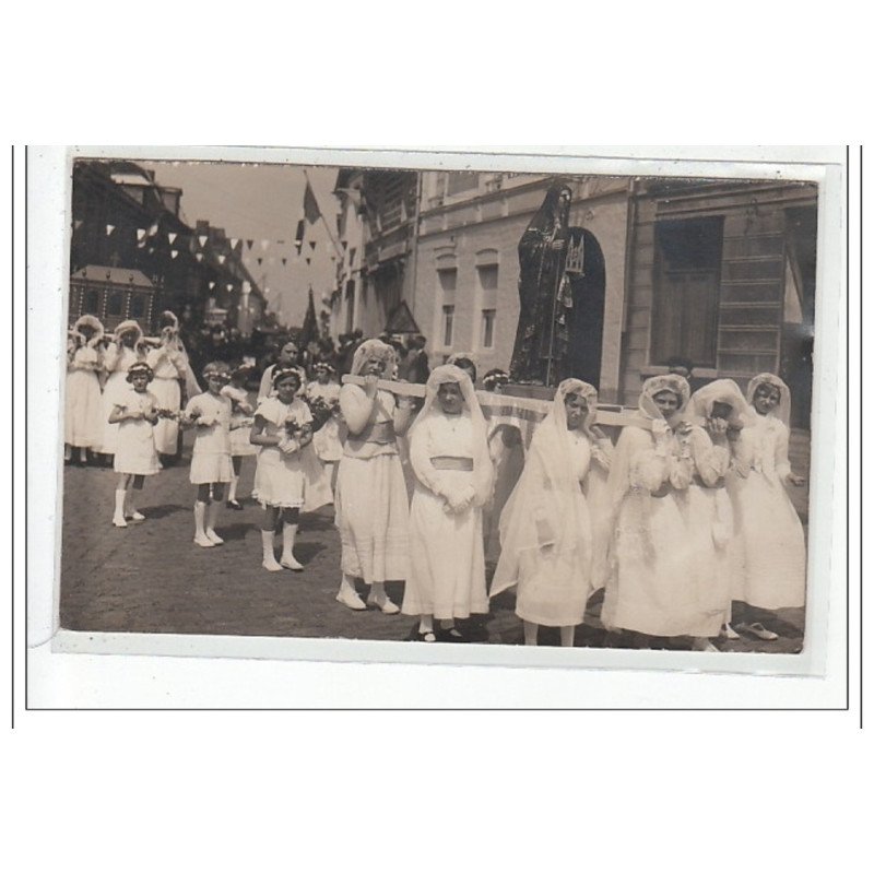 BOULOGNE-SUR-MER -dame en blanc - tres bon etat