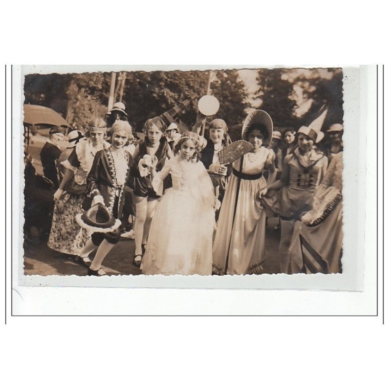 BETHUNE - (fêtes) enfants en habit - très bon état