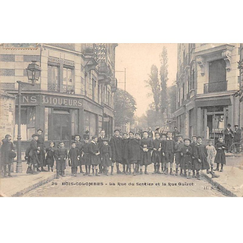 BOIS COLOMBES - La Rue du Sentier et la Rue Guizot - état