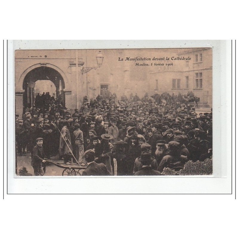 MOULINS - La Manifestation devant la cathédrale, 5 Février 1906 - INVENTAIRES - très bon état MOULINS - La Manifestation devant la cathédrale, 5 Février 1906 - INVENTAIRES - très bon état