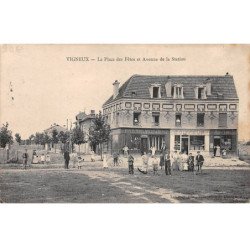 VIGNEUX - La Place des Fêtes et Avenue de la Station - très bon état