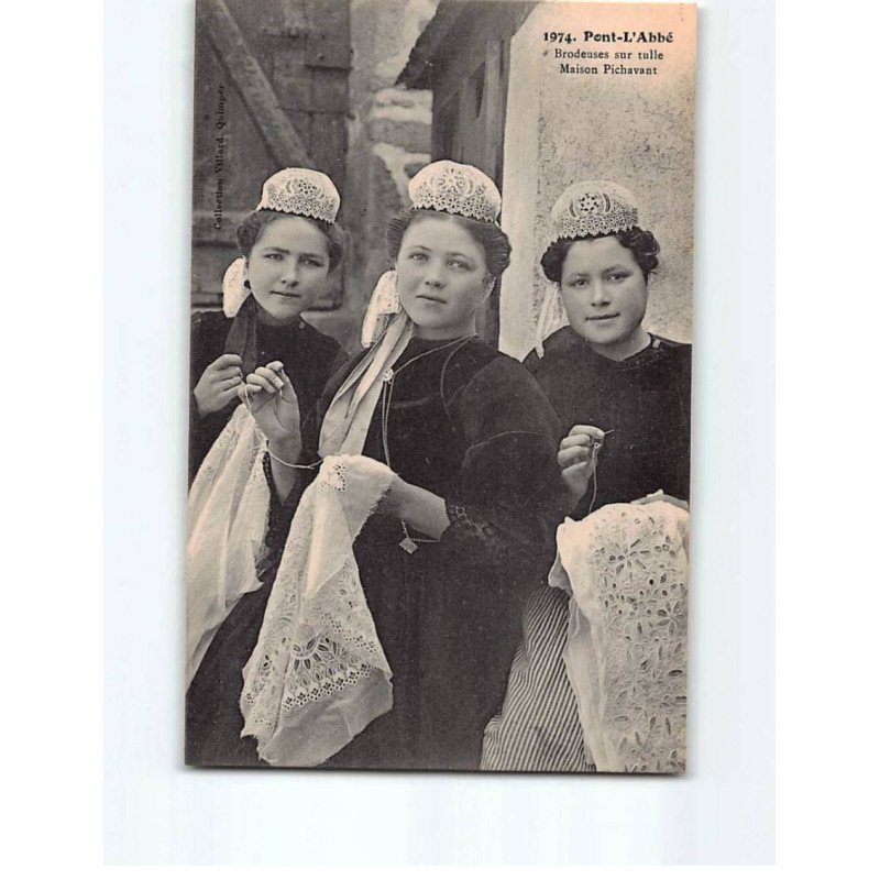 PONT L'ABBE : Brodeuses sur Tulle, Maison Pichavant - très bon état PONT L'ABBE : Brodeuses sur Tulle, Maison Pichavant - très bon état