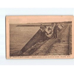 POINTE DE GRAVE : Pêcheurs pêchant à la ligne de fond sur la jetée, une prise - état
