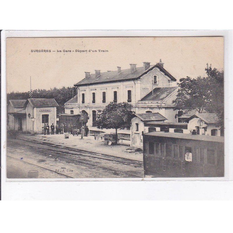 SURGERES: la gare, départ d'un train - très bon état