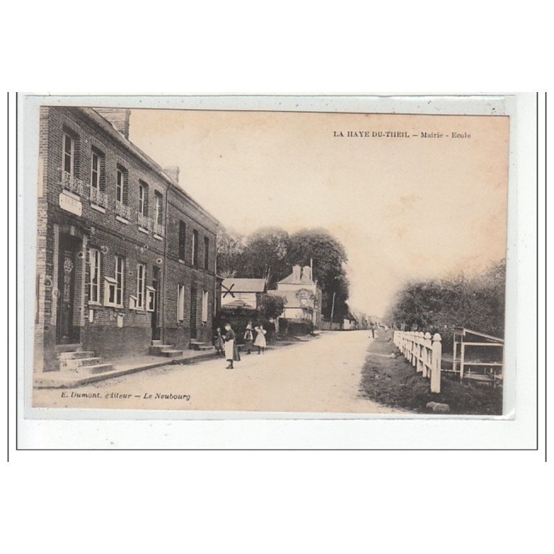 LA HAYE DU THEIL - Mairie et école - très bon état