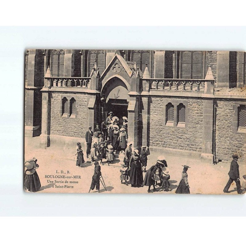 BOULOGNE SUR MER : Une sortie de messe à Saint-Pierre - état