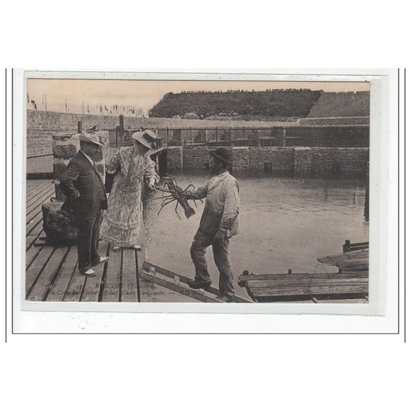 ROSCOFF - Un coin du vivier - Achat d'une langouste - très bon état ROSCOFF - Un coin du vivier - Achat d'une langouste - très bon état
