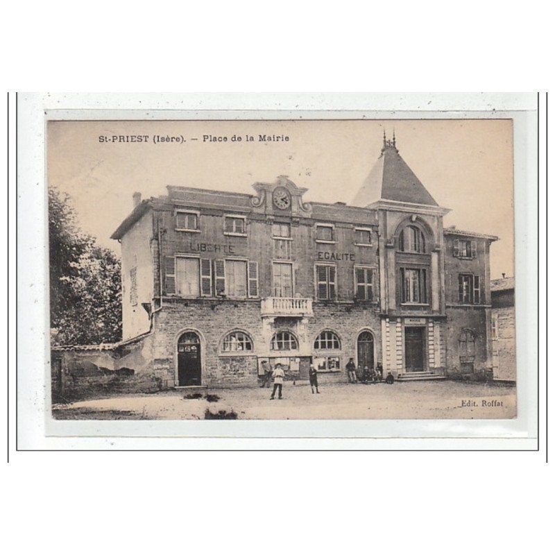 ST-PRIEST : place de la mairie - tres bon état