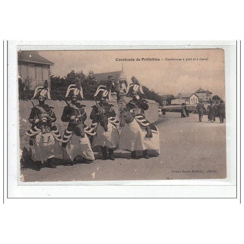 CAVALCADE DE PREFAILLES : gendarme a pied et a cheval - tres bon etat