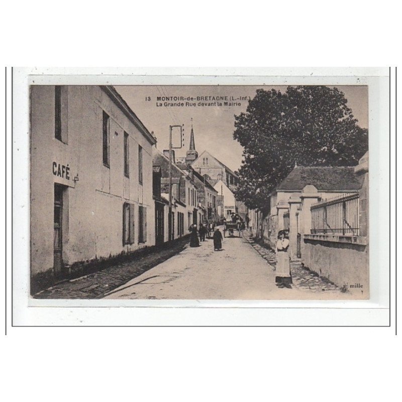 MONTOIR-de-BRETAGNE : la grande rue devant la mairie - tres bon etat