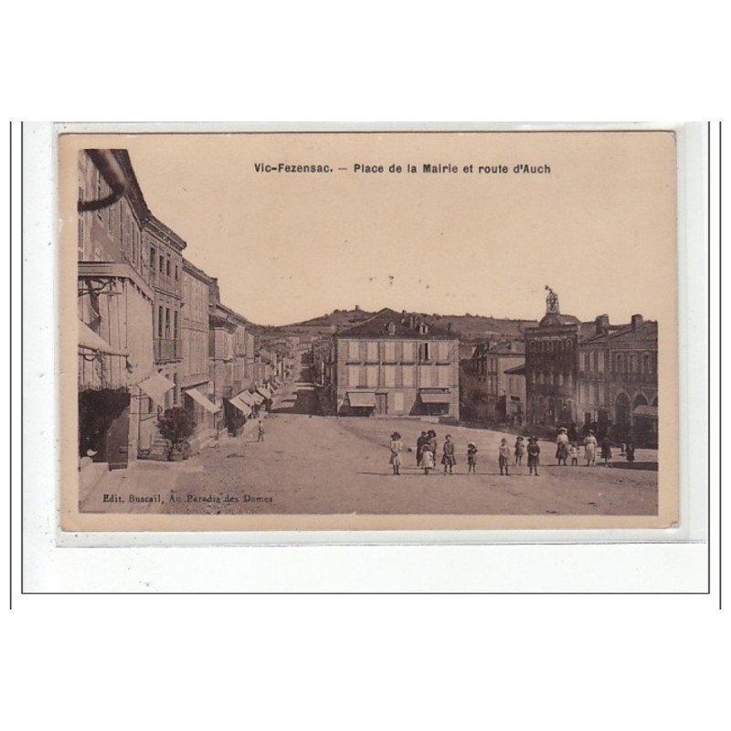 VIC-FEZENSAC : place de la mairie et route d'auch - tres bon état VIC-FEZENSAC : place de la mairie et route d'auch - tres bon état