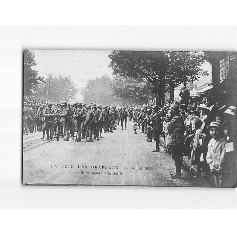 PARIS : La Fête des Drapeaux, 14 juillet 1917, Halte pendant le défilé - très bon état