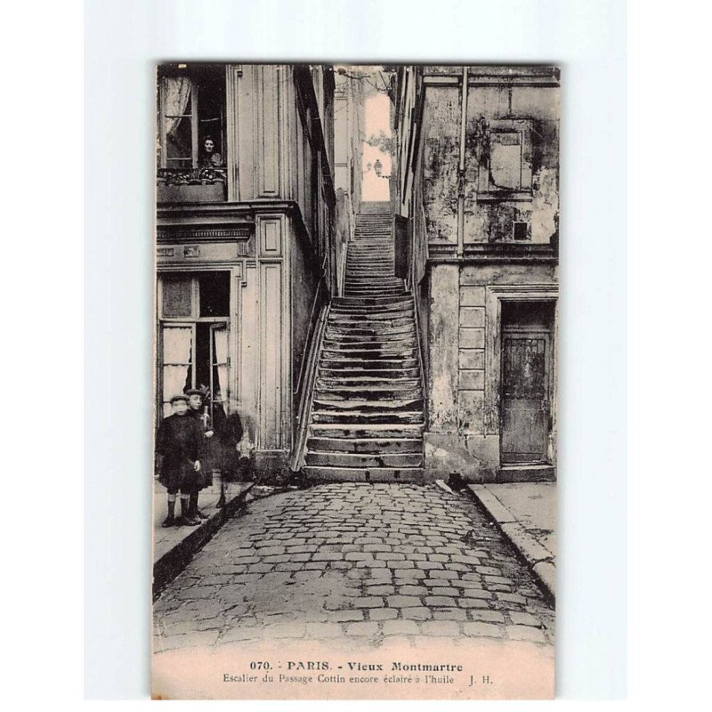 PARIS : Vieux Montmartre, Escalier du Passage Cottin encore éclairé à l'huile - très bon état