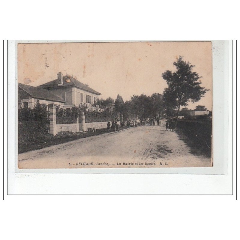 BELHADE : la mairie et les ecoles - tres bon état