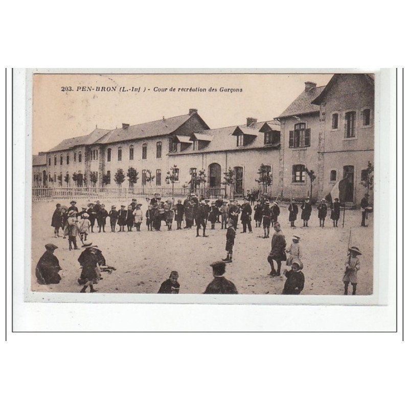 PEN-BRON : cour de recreation des garcons - état