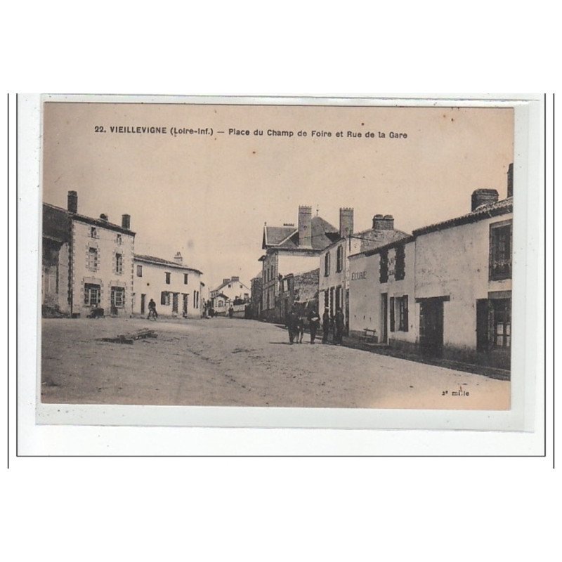 VIEILLEVIGNE : place du champ de foire et rue de la gare - tres bon état