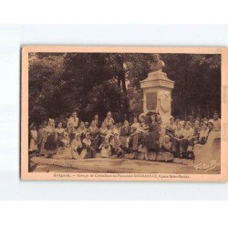 AVIGNON : Groupe de Comtadines au monument Roumanille, Square Saint-Martial - état