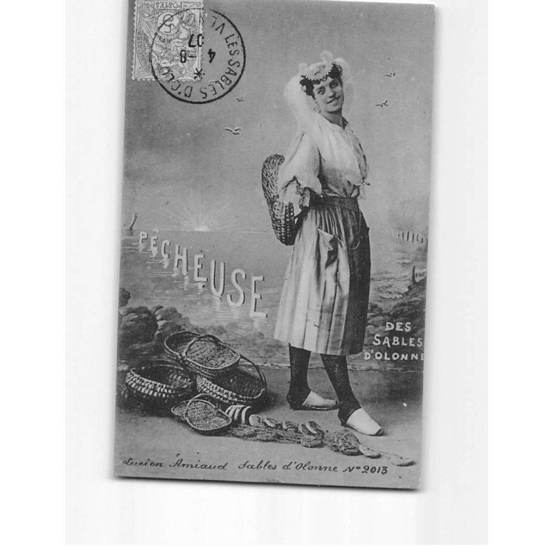 LES SABLES D'OLONNE : Pêcheuse, Carte Souvenir - très bon état