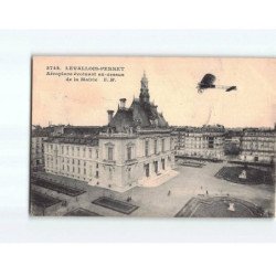 LEVALLOIS PERRET : Aéroplane évoluant au-dessus de la Mairie - très bon état